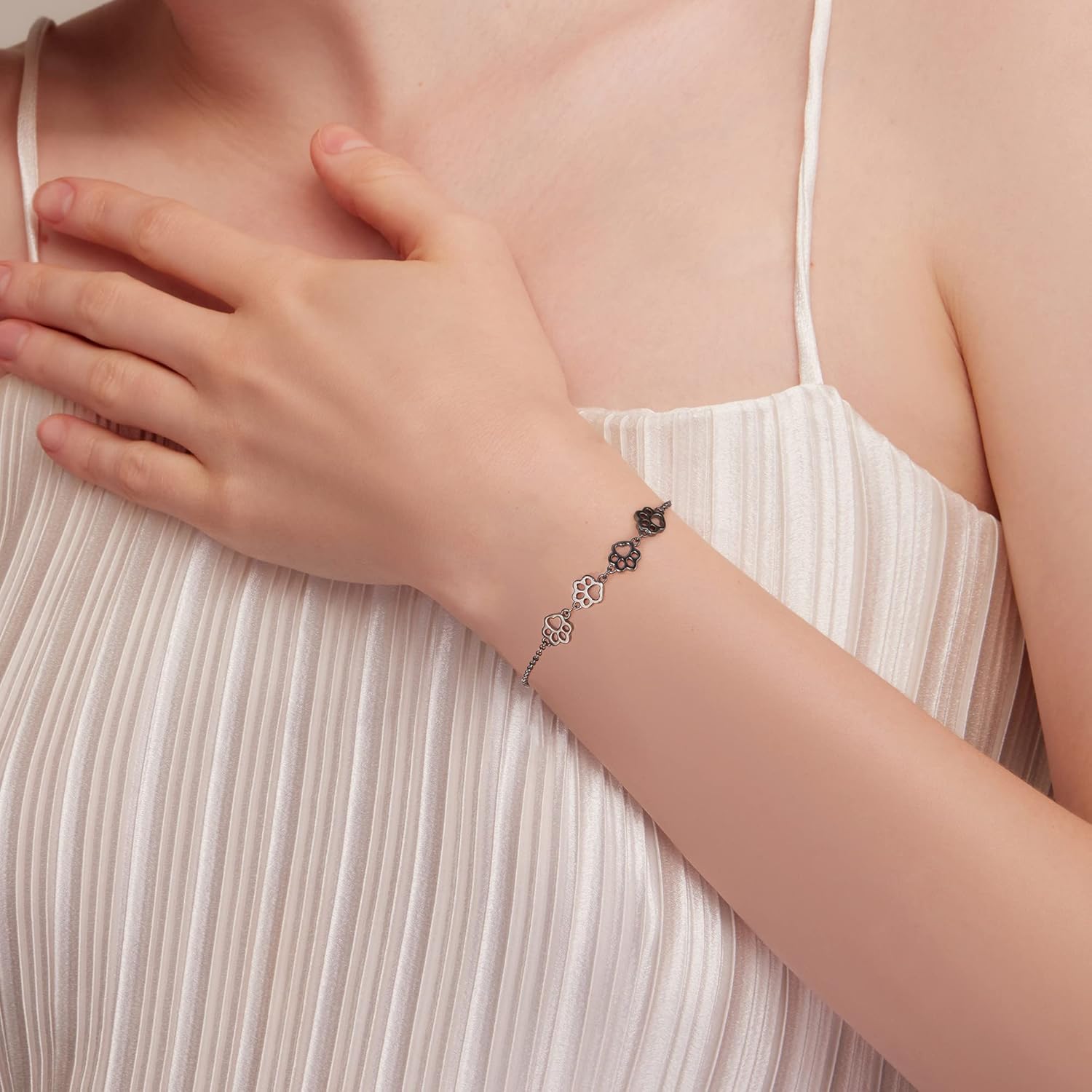 Justerbart armbånd med tassavtrykk