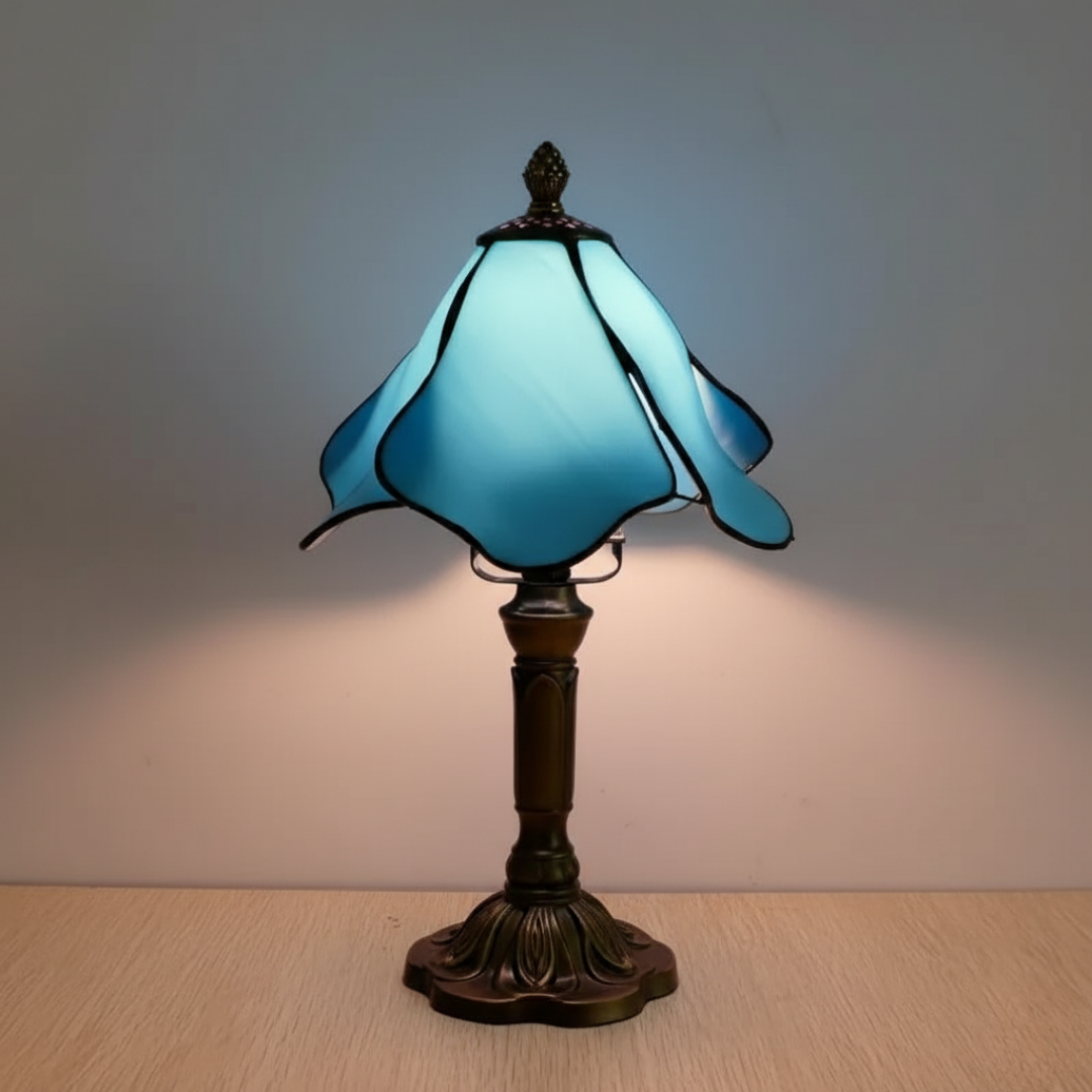 BLÅ KLOKKE | klassisk lampe med kronbladsformet skjerm