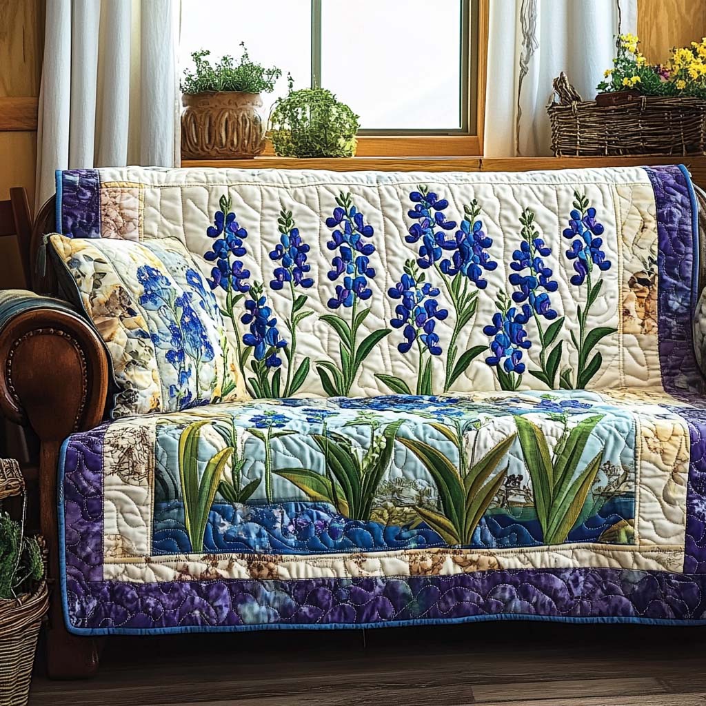 Hedda – Quiltet sofatrekk med blått blomstermønster