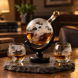 Whiskykaraffel og glass med verdenskart